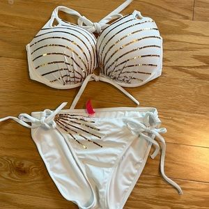 NWOT Victoria’s Secret Push Up swim suit size 32DD with medium bottoms